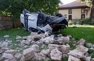 Kaçarken cami bahçesine uçan panelvan vinç yardımıyla...