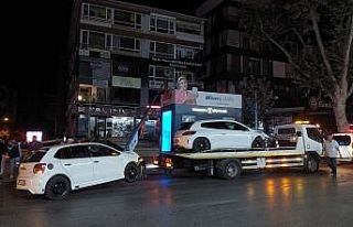 Kadıköy’de iki araç çarpışıp elektrik direğine...