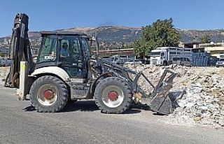 Kahramanmaraş’ta belediye ekipleri inşaat atıklarını...