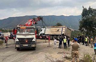 Kahramanmaraş’ta cenazeye dalan kamyon alandan...