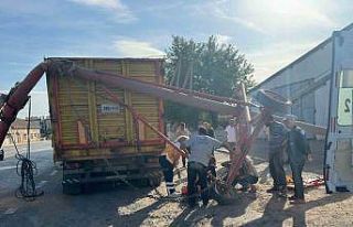 Kamyon helezona, helezon işçiye çarptı