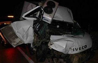 Kamyona arkadan çarpan kamyonet sürücüsü ağır...