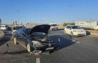 Kamyonet ile otomobil çarpıştı: 2 yaralı