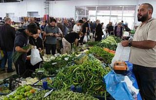 Kapalı semt pazarında cumartesi yoğunluğu