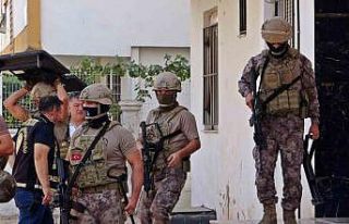 Kapıların koçbaşıyla kırıldığı, çöplerin...