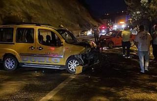 Karabük’te otomobil ile ticari taksi kafa kafaya...