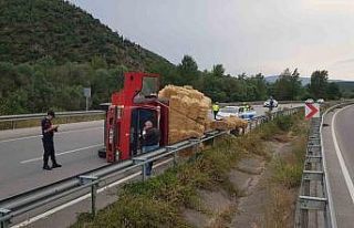 Karabük’te saman yüklü kamyon devrildi: 1 yaralı