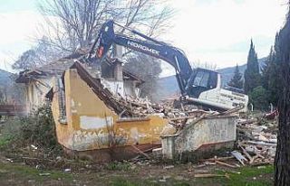 Karacabey’de metruk binalar bir bir yıkılıyor