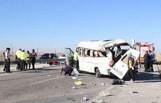 Karaman’da lastiği patlayan minibüs devrildi:...