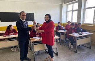 Kars Valisi Polat’tan öğretmenlere karanfil