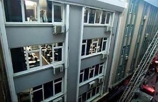 Karşı binada yangın çıktı, öğrenciler aldırış...