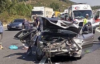 Karşı şeride geçen otomobilde 1’i çocuk 4 kişi...