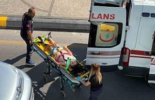 Karşıya geçmek isterken hafif ticari araç çarptı:...