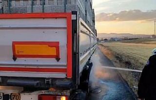 Kars’ta hareket halindeki tırın lastikleri alev...