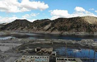 Kars’ta su çekildi, köy ortaya çıktı