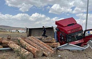 Kars’ta tomruk yüklü tır devrildi: 1 yaralı