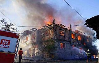 Kastamonu’da çıkan yangında iki ev küle döndü
