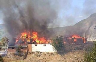 Kastamonu’da köy yangını: 7 ev, 3 samanlık alevlere...