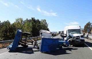 Kastamonu’da minibüs ile traktör çarpıştı:...