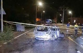 Katener direğine çarparak alev topuna dönen otomobilin...