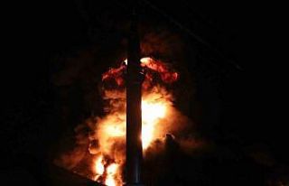 Kauçuk fabrikasında çıkan yangın geceyi aydınlattı