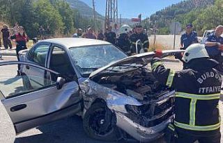 Kavşağa kontrolsüz giren otomobile başka bir otomobil...