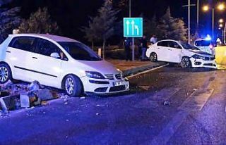 Kavşakta iki otomobil çarpıştı: 2 yaralı