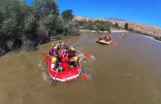 Kavurucu sıcaklarda rafting yaparak serinlediler