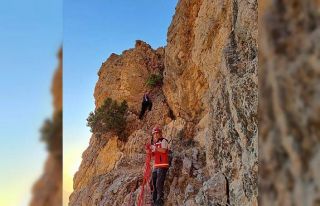 Kayalıklarda mahsur kalan kişi kurtarıldı