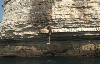 Kayalıklardan ölümüne atlayış