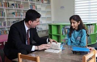 Kaymakam Gürdal, kütüphanede ders çalışan öğrencilerle...