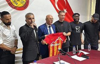 Kayserisporlu futbolcular öğrencilerle buluşup...