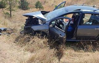 Kazada hurdaya dönen araçta 2 kişi yaralandı