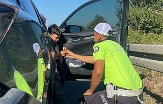 Kazada korkan çocukları polis amcadan çikolata...