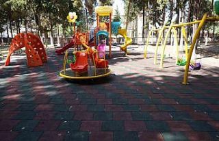 Kent merkezindeki çocuk parklarında bakım çalışmaları...