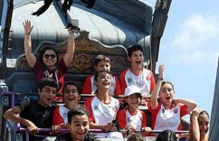 Kepez’in yaz spor okullarına lunaparklı kapanış