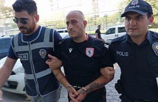 Kırmızı ışıkta geçip öğrenci servisiyle çarpışan...