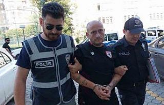 Kırmızı ışıkta geçip öğrenci servisiyle çarpışan...