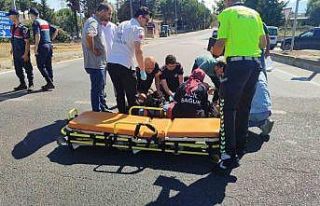 Kırmızıda geçen otomobil motosikletli kadına...