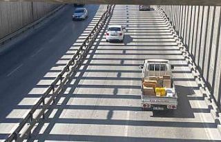 Kocaeli’deki alt geçitten geçen sürücüler,...