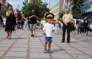 Kolordu bandosunun konserinde 5 yaşındaki Kartal...