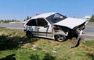 Kontrolden çıkan araç bariyerlere çarptı