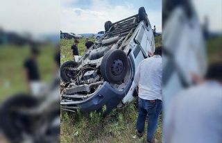 Kontrolden çıkan hafif ticari araç takla attı:...