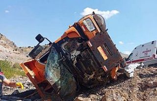 Kontrolden çıkan kamyon şarampole devrildi: 1 ölü