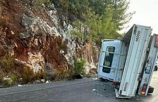 Kontrolden çıkan kamyonet yan yattı: 1 yaralı