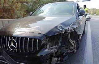 Kontrolden çıkan lüks otomobil bariyerlere çarptı:...