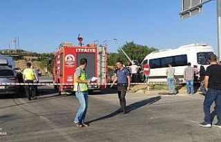 Kontrolden çıkan okul servisi, iki araca çarptı:...