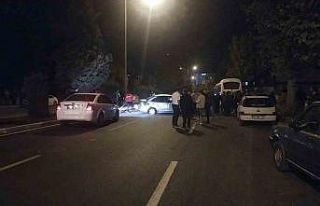 Kontrolden çıkan otomobil park halindeki otobüse...