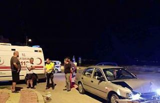 Kontrolden çıkan otomobil park halindeki ticari...