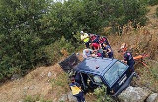 Kontrolden çıkan otomobil şarampole uçtu: 2 yaralı